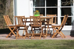 Entspannen im großen Garten: Holzmöbel auf unserer Terrasse